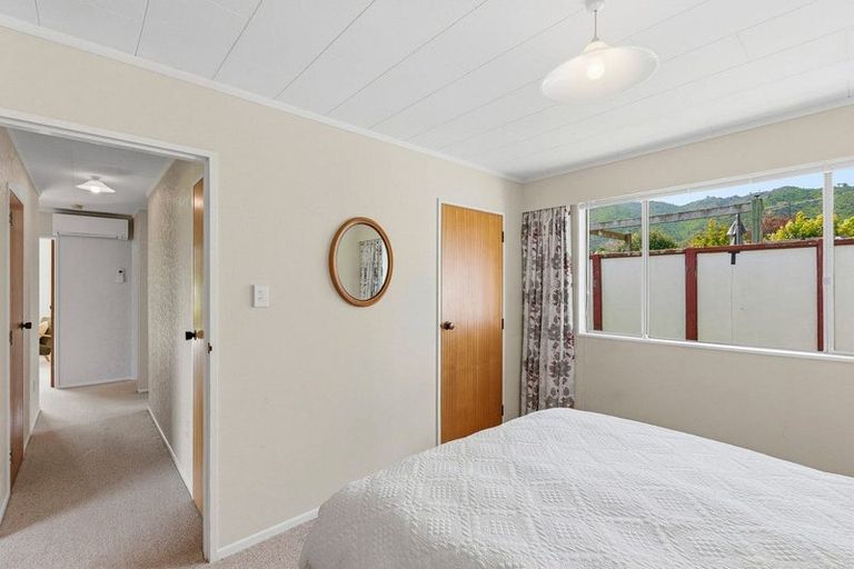 Photo of property in 48a Rewarewa Crescent, Waikanae, 5036