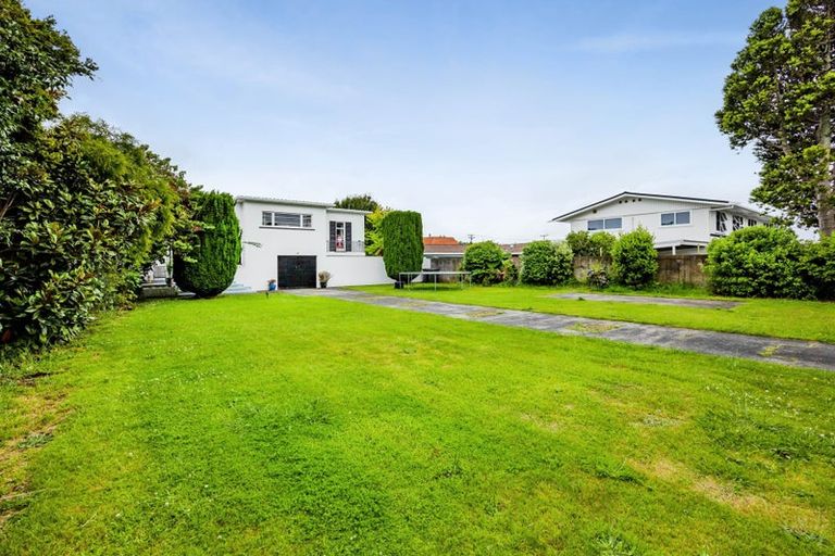 Photo of property in 14 Dives Avenue, Hawera, 4610