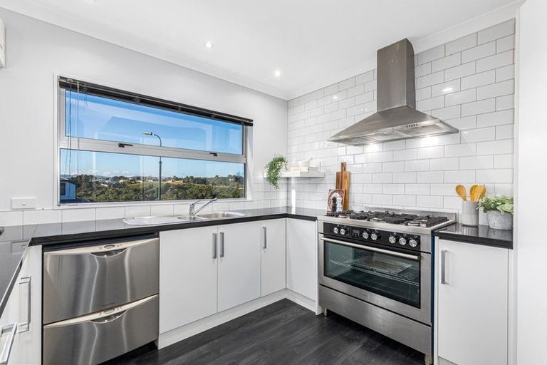 Photo of property in 38 Tongariro Drive, Aotea, Porirua, 5024