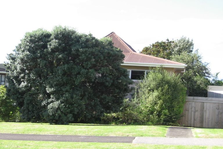 Photo of property in 10 Malloy Place, Eastern Beach, Auckland, 2012
