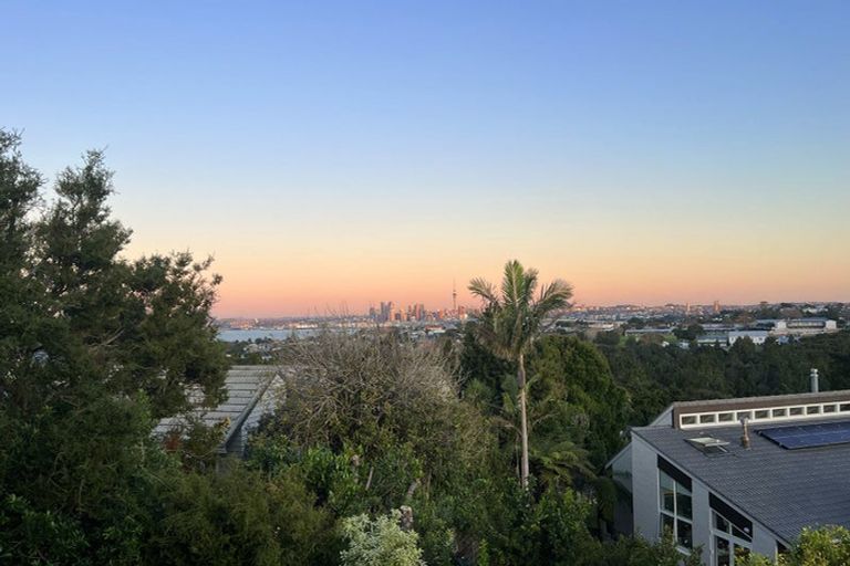 Photo of property in 3/83a Pupuke Road, Northcote, Auckland, 0627