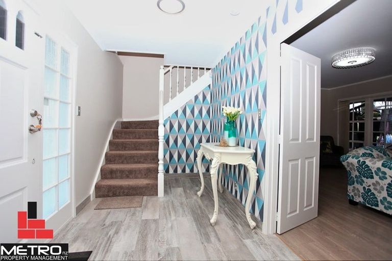 Photo of property in 20 Longbill Place, Glendene, Auckland, 0602