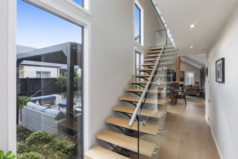 Photo of property in 18 Millpond Place, Parklands, Christchurch, 8083