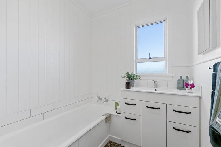 Photo of property in 97d Pioneer Road, Moturoa, New Plymouth, 4310