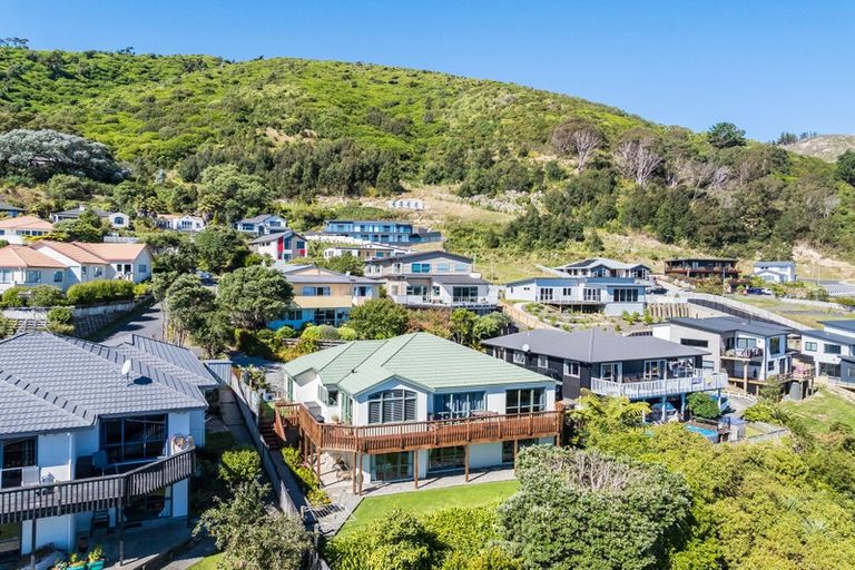 Photo of property in 56 Kakariki Grove, Waikanae, 5036