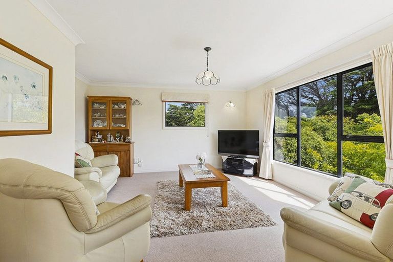 Photo of property in 10 Joseph Banks Drive, Whitby, Porirua, 5024