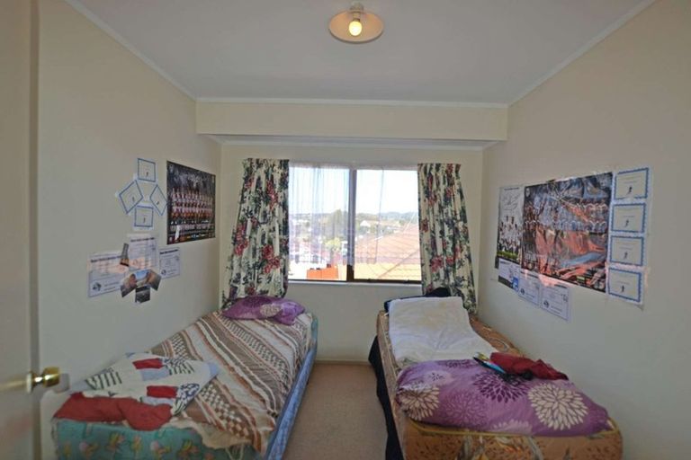 Photo of property in 3 Madigan Place, Glendene, Auckland, 0602