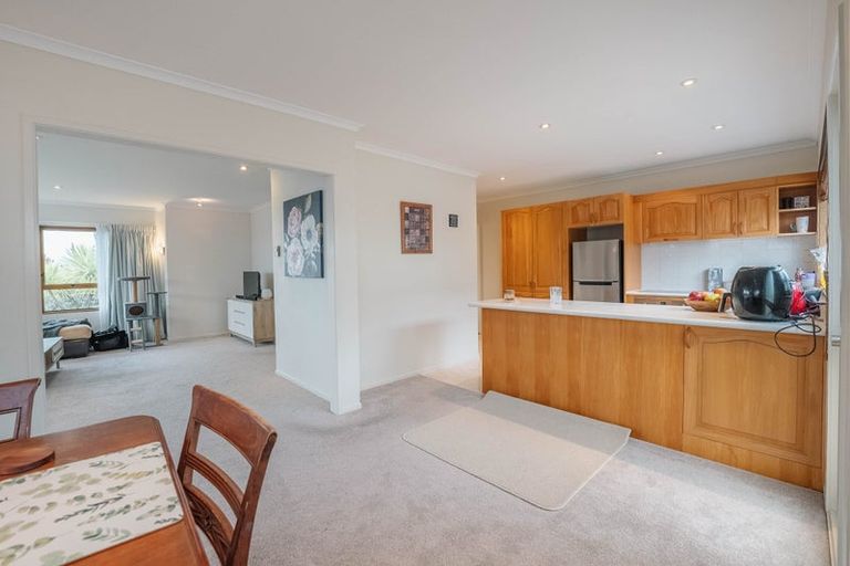 Photo of property in 1/18 Holdaway Avenue, Northcote, Auckland, 0627