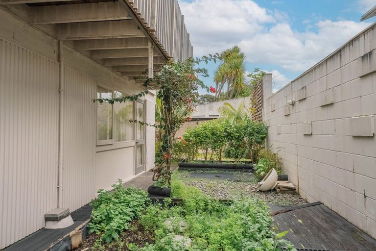 Photo of property in 1/18 Holdaway Avenue, Northcote, Auckland, 0627