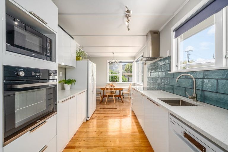 Photo of property in 11 Pauline Way, Paparangi, Wellington, 6037