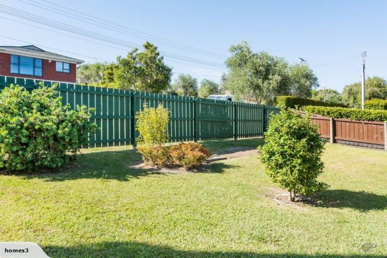 Photo of property in 1/71 Browns Bay Road, Browns Bay, Auckland, 0630