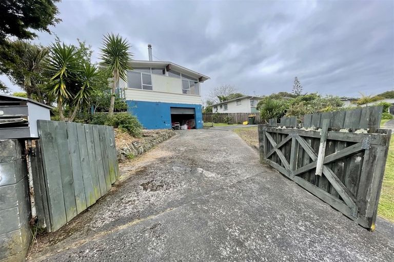 Photo of property in 18 Pankhurst Place, Sunnyvale, Auckland, 0612