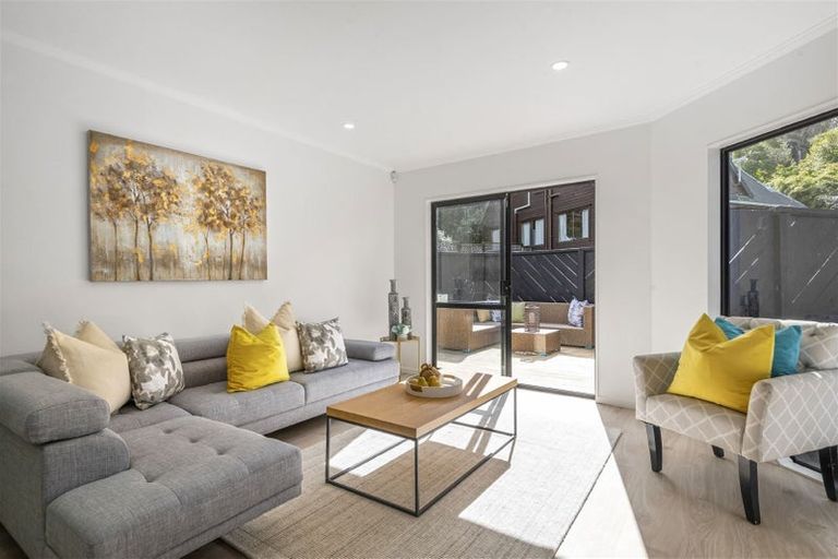 Photo of property in 2 Stitchbird Close, Murrays Bay, Auckland, 0630