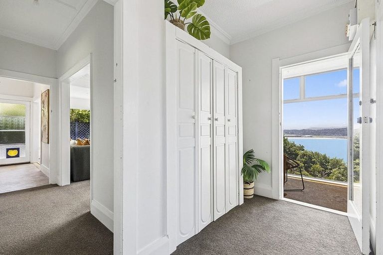 Photo of property in 24 Hungerford Road, Lyall Bay, Wellington, 6022