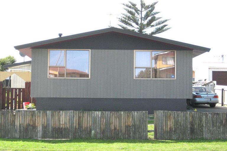 Photo of property in 64 Hinau Street, Castlecliff, Whanganui, 4501