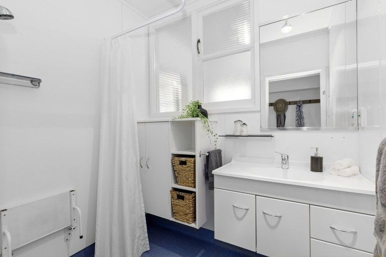 Photo of property in 214 Waddington Drive, Naenae, Lower Hutt, 5011