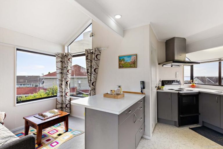 Photo of property in 1/56 Aberdeen Road, Campbells Bay, Auckland, 0620