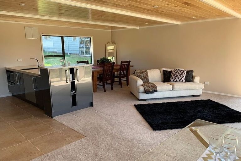 Photo of property in 63 Tawa Road, Kumeu, 0891