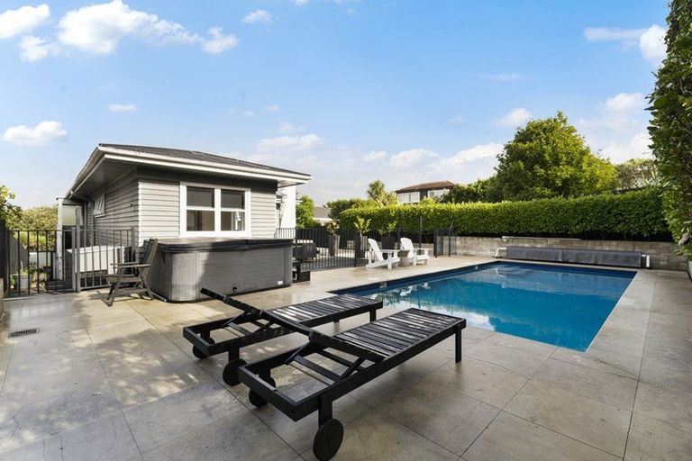 Photo of property in 55 Seaview Road, Castor Bay, Auckland, 0620