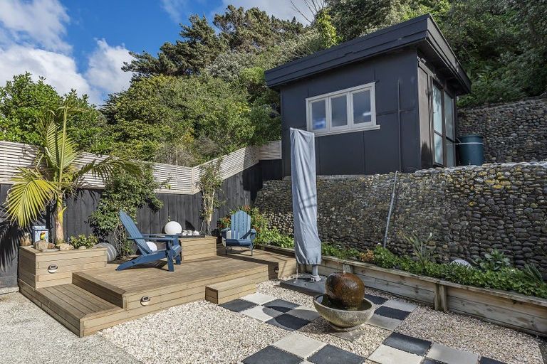 Photo of property in 118 Breaker Bay Road, Breaker Bay, Wellington, 6022