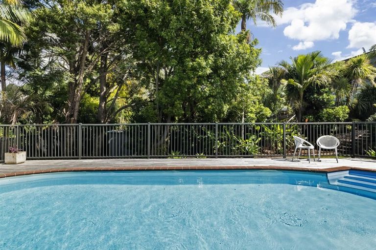 Photo of property in 16 Anakiwa Place, Milford, Auckland, 0620