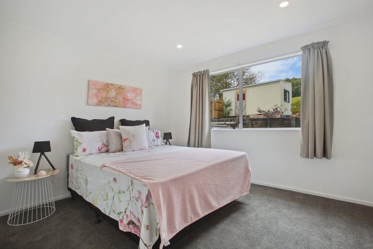 Photo of property in 7 Napuka Road, Henderson Valley, Auckland, 0612