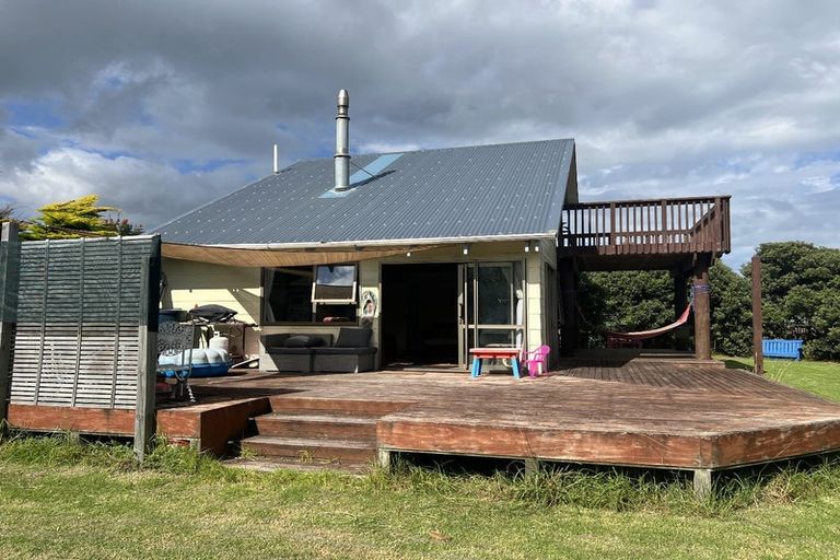 Photo of property in 17 James Street, Waikawa Beach, Levin, 5573