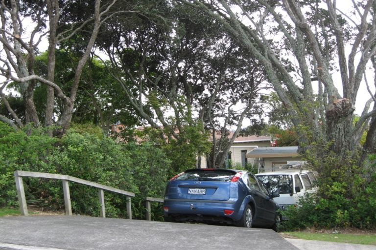 Photo of property in 52 Tindalls Bay Road, Tindalls Beach, Whangaparaoa, 0930