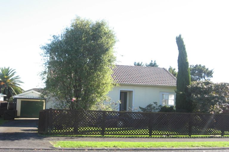 Photo of property in 6 Oxford Road, Manurewa, Auckland, 2102