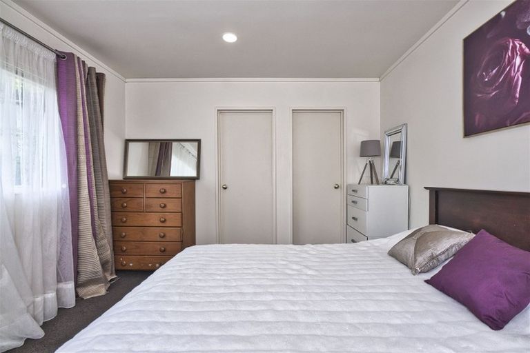 Photo of property in 2/8 Bronzewing Terrace, Unsworth Heights, Auckland, 0632