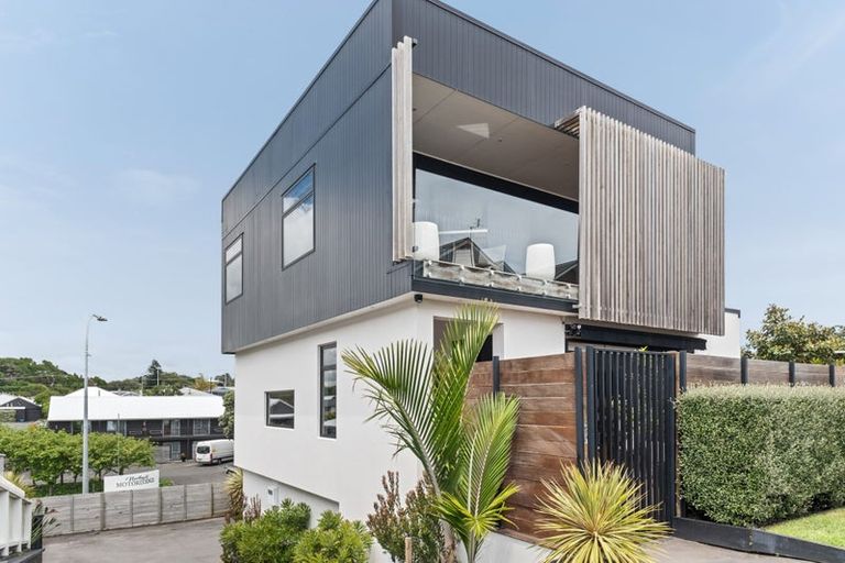 Photo of property in 252 Courtenay Street, Strandon, New Plymouth, 4312