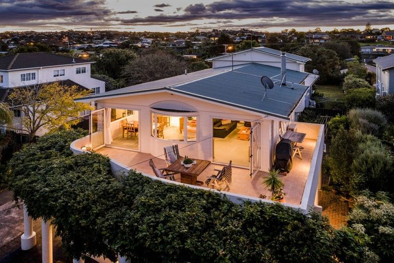 Photo of property in 1/949 Beach Road, Torbay, Auckland, 0630