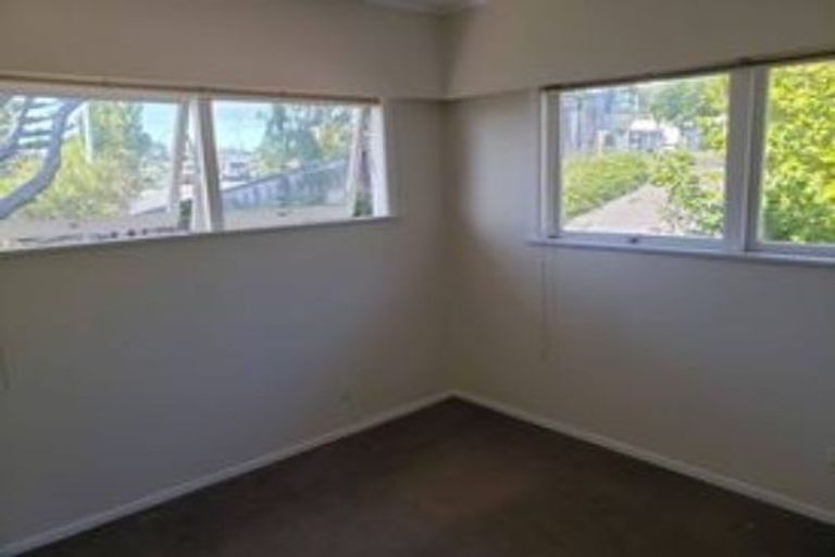 Photo of property in 88 Chivalry Road, Glenfield, Auckland, 0629