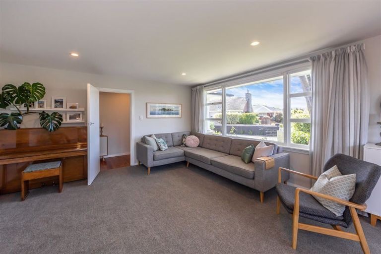 Photo of property in 28 Clipper Place, Redwood, Christchurch, 8051