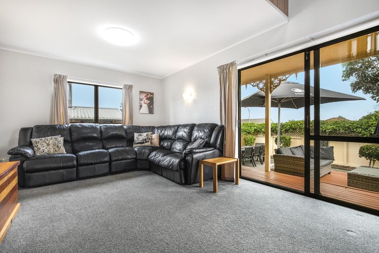 Photo of property in 14 Hadley Wood Drive, Wattle Downs, Auckland, 2103