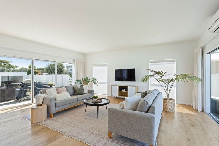 Photo of property in 12 Kowhai Street, Strandon, New Plymouth, 4312