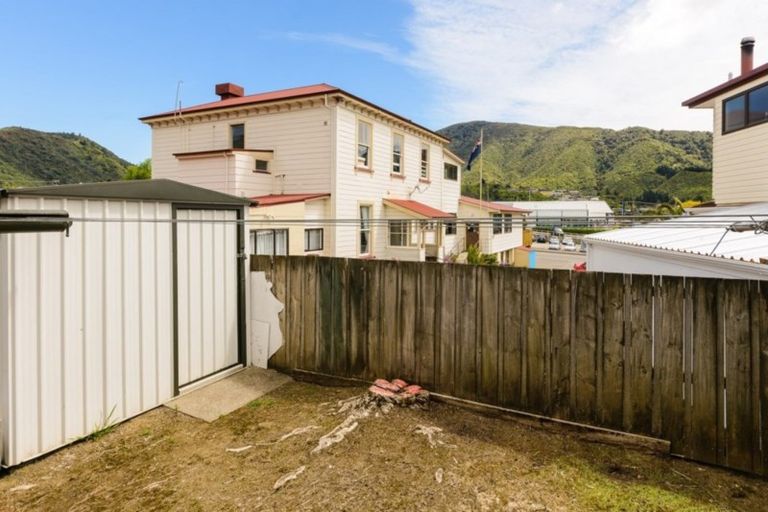 Photo of property in 3c Taranaki Street, Picton, 7220