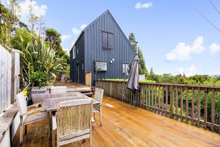 Photo of property in 136 Mountain Road, Henderson Valley, Auckland, 0612
