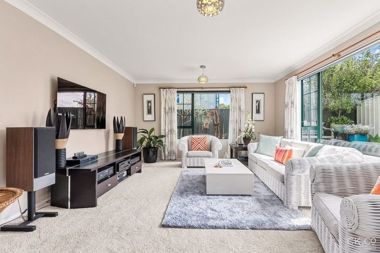 Photo of property in 2/118 Whites Line East, Waiwhetu, Lower Hutt, 5010