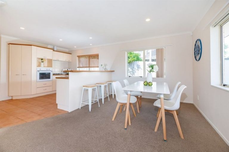 Photo of property in 27 John Brooke Crescent, East Tamaki Heights, Auckland, 2016