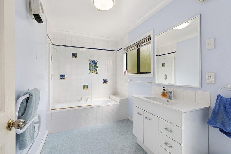 Photo of property in 10 Joseph Banks Drive, Whitby, Porirua, 5024