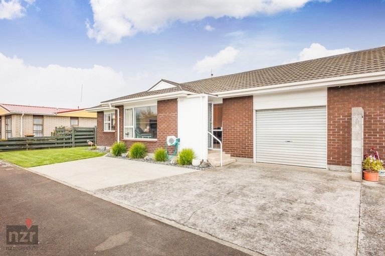 Photo of property in 4 Chertsey Court, Roslyn, Palmerston North, 4414