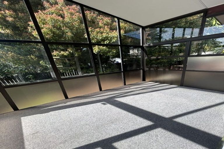 Photo of property in 19 South Lynn Road, Titirangi, Auckland, 0604