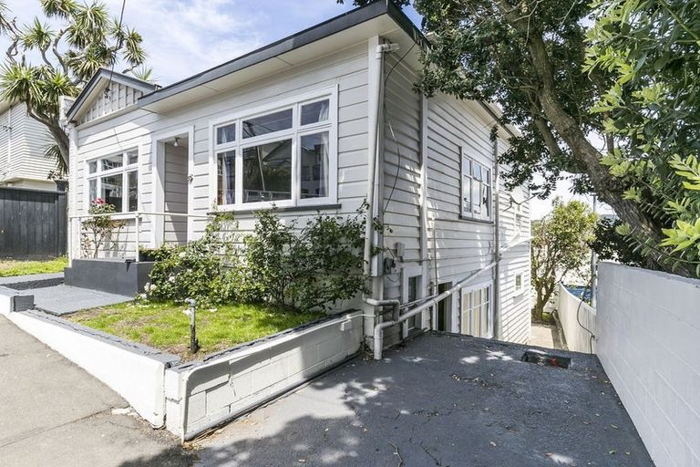 Photo of property in 60 Roxburgh Street, Mount Victoria, Wellington, 6011