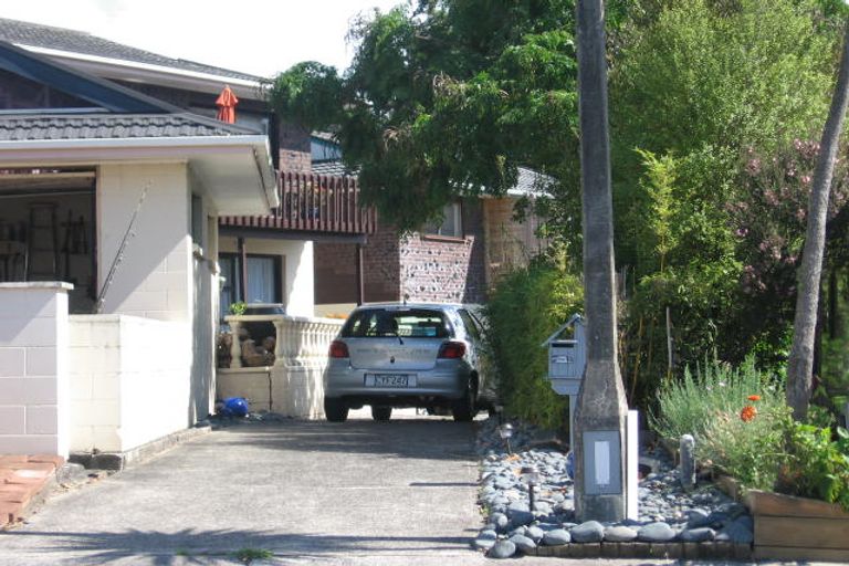 Photo of property in 2/18 Tiri View Place, Waiake, Auckland, 0630