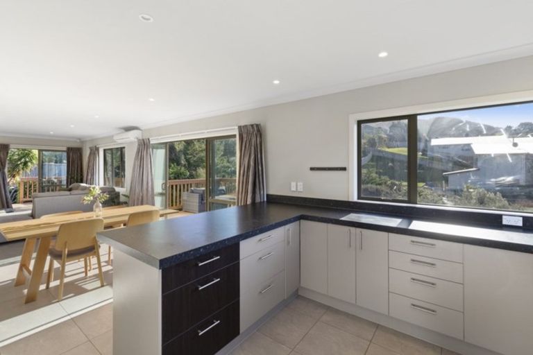 Photo of property in 5 Mcewen Crescent, Riverstone Terraces, Upper Hutt, 5018