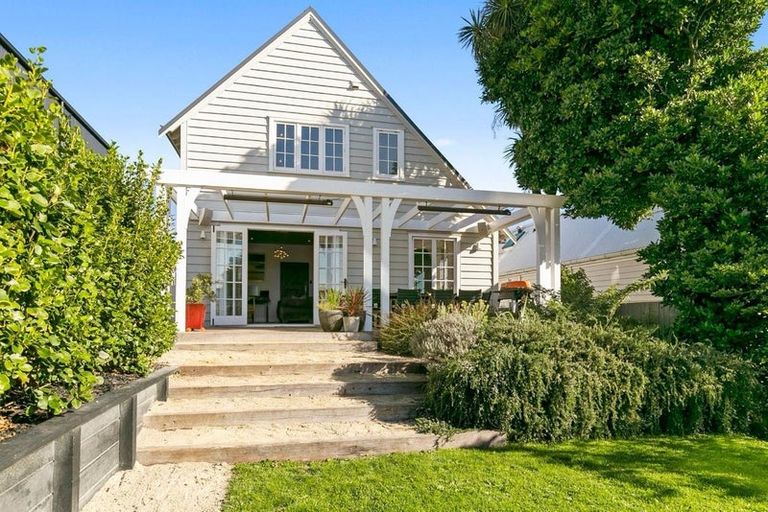 Photo of property in 43 Pirie Street, Mount Victoria, Wellington, 6011