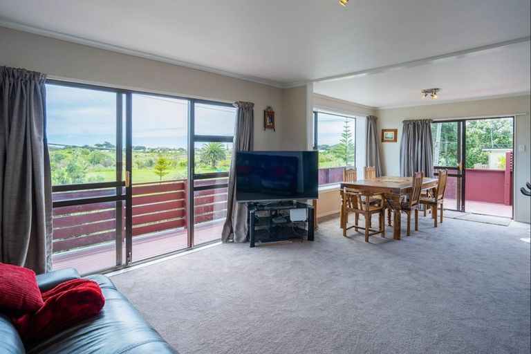 Photo of property in 34 Queens Road, Waikanae Beach, Waikanae, 5036
