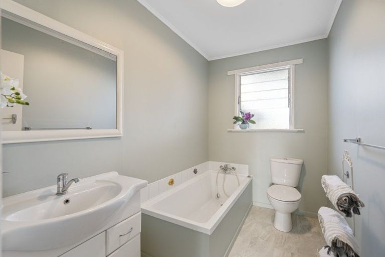 Photo of property in 18 Lipscombe Crescent, Havelock North, 4130