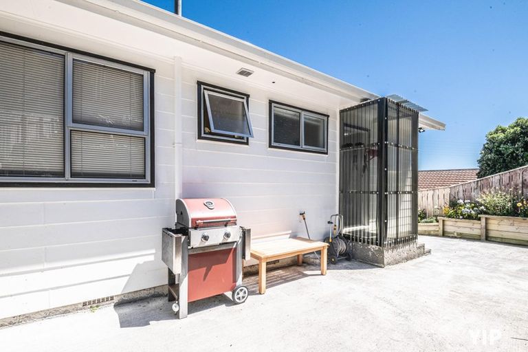 Photo of property in 9a Pimlico Place, Newlands, Wellington, 6037